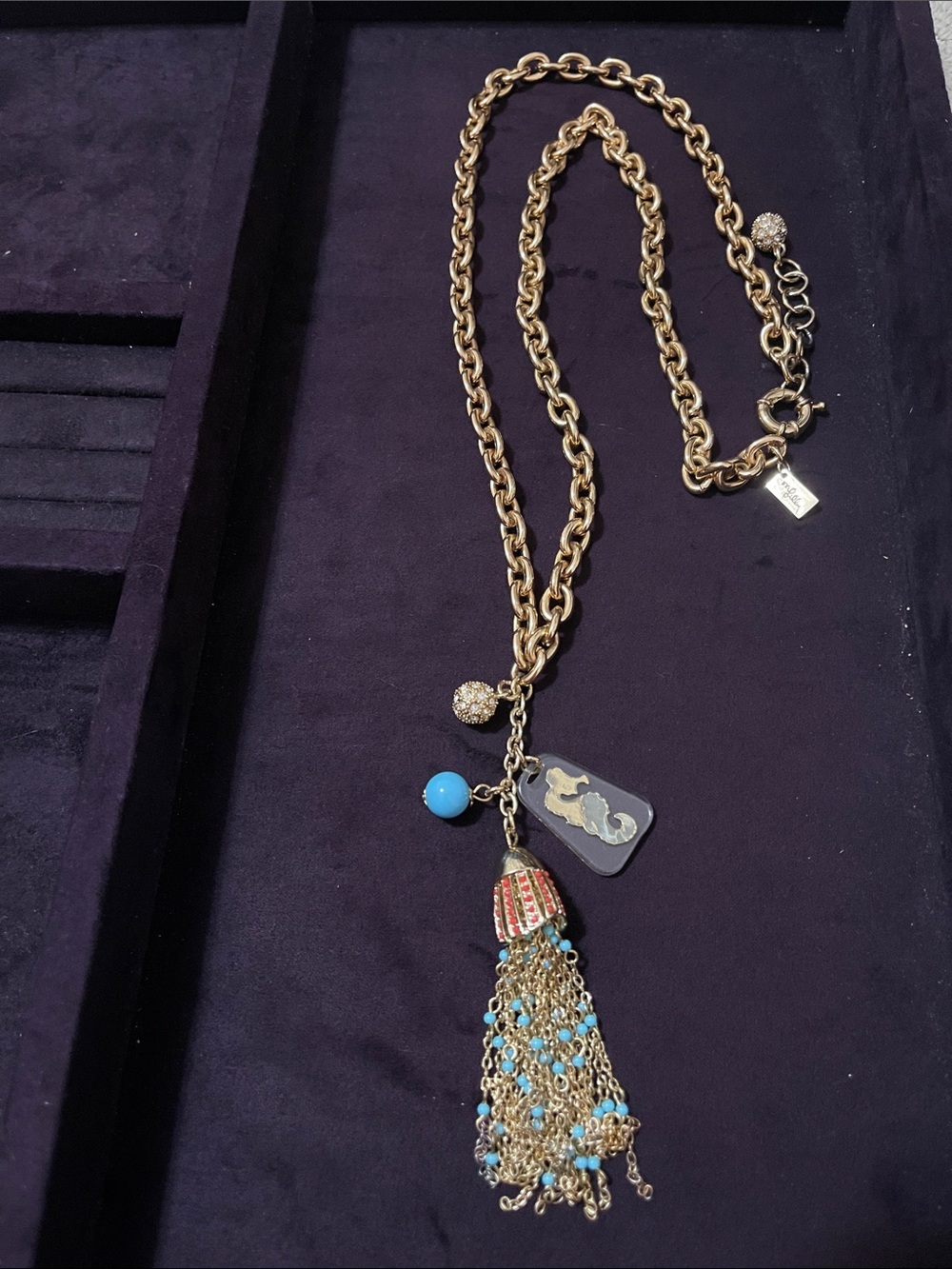 Lilly Pulitzer gold necklace GUC
(Slight tarnishing)